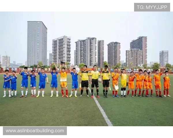 点球大战后身披队旗绕场致谢动情一幕感动无数观众心潮澎湃