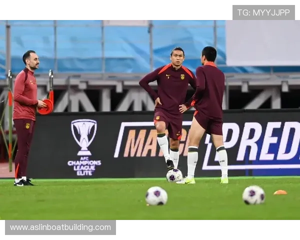 王大雷赛前合影引热议让三追四壮举如访名山般激励球队士气腾扬起