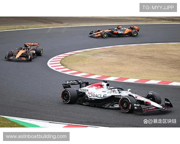 红牛日本站特别版战袍亮相维斯塔潘角田全白造型吸睛震撼登场热议不断