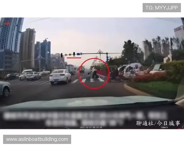 街头单车杂技惊呆路人车辆离奇去向成谜引发广泛热议不断发酵中的