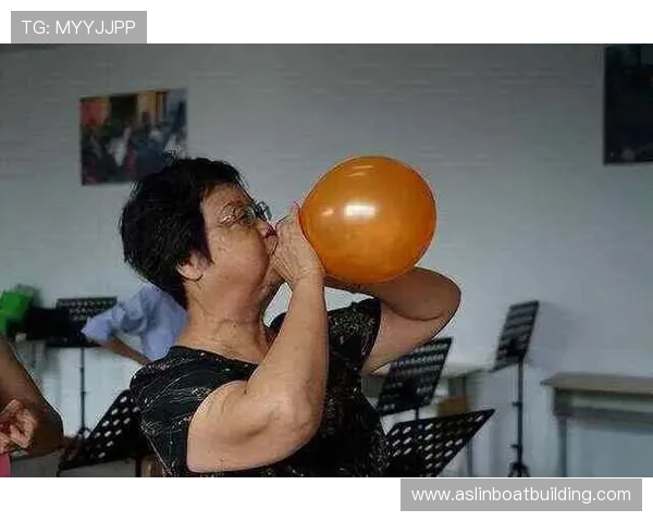 小学生跑去请大学生帮忙吹气球大学生秒响应排队成最暖校园风景